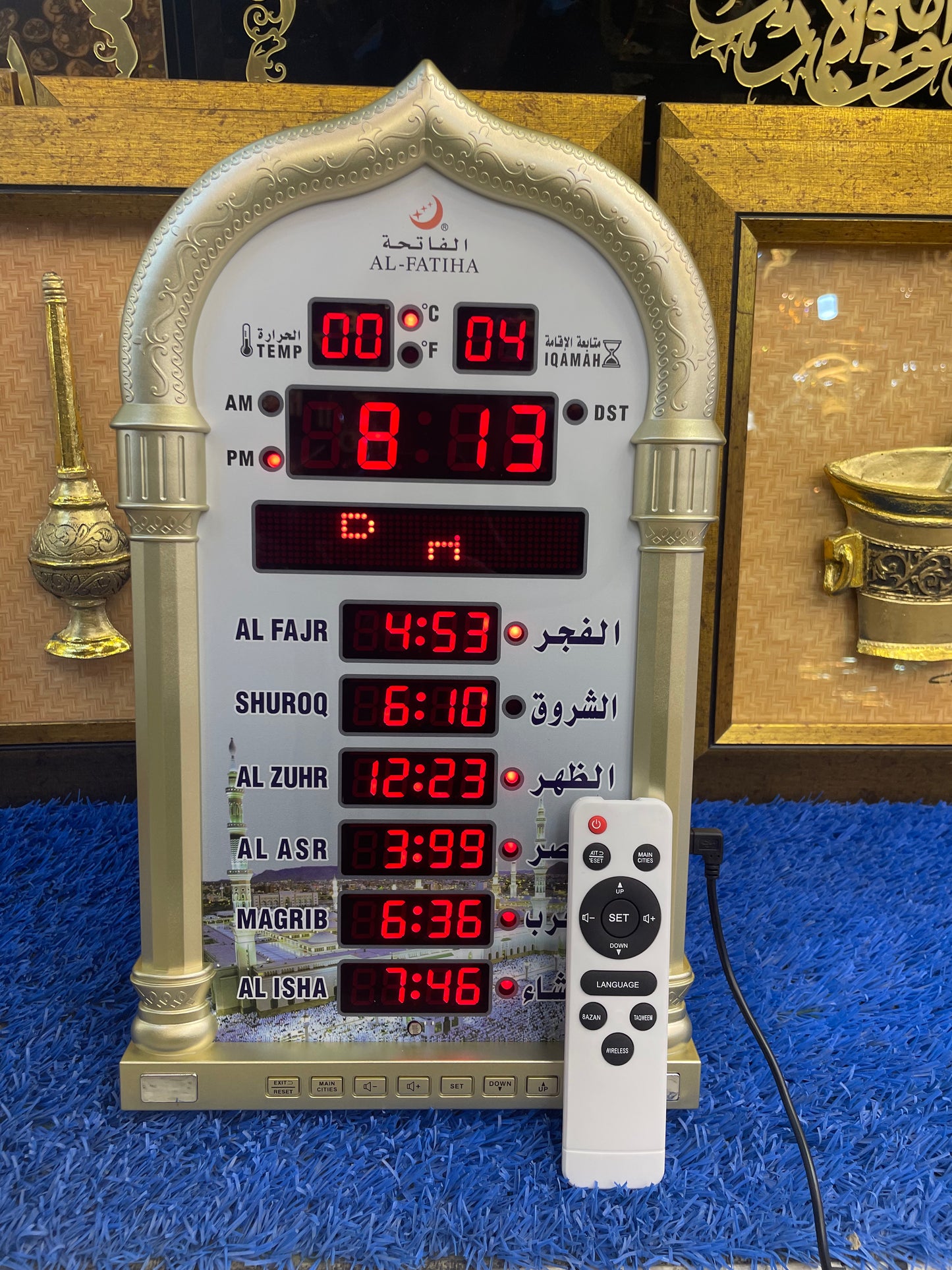 تخفييض لساعة رقمية اسلامية فيها خاصة الأذان و مواقيت الصلاة باضاءة رفيعة و فيها درجة الحرارة